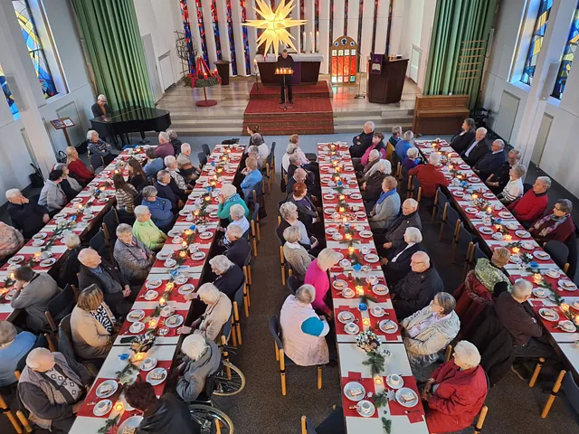 KIrchraum festlich für Adventfeier eingedeckt